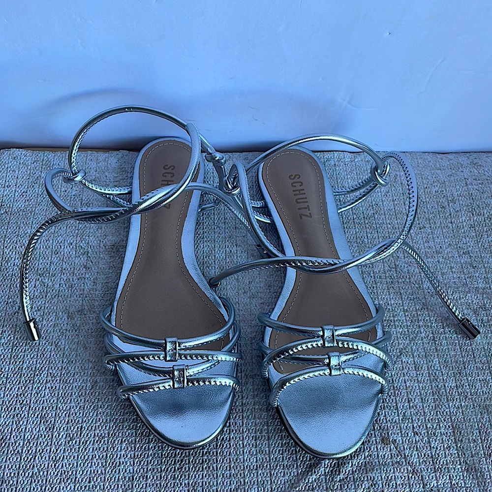 NWB Women Schultz Eugenie Strappy Metallic Shoes Sandals. Size 7.5